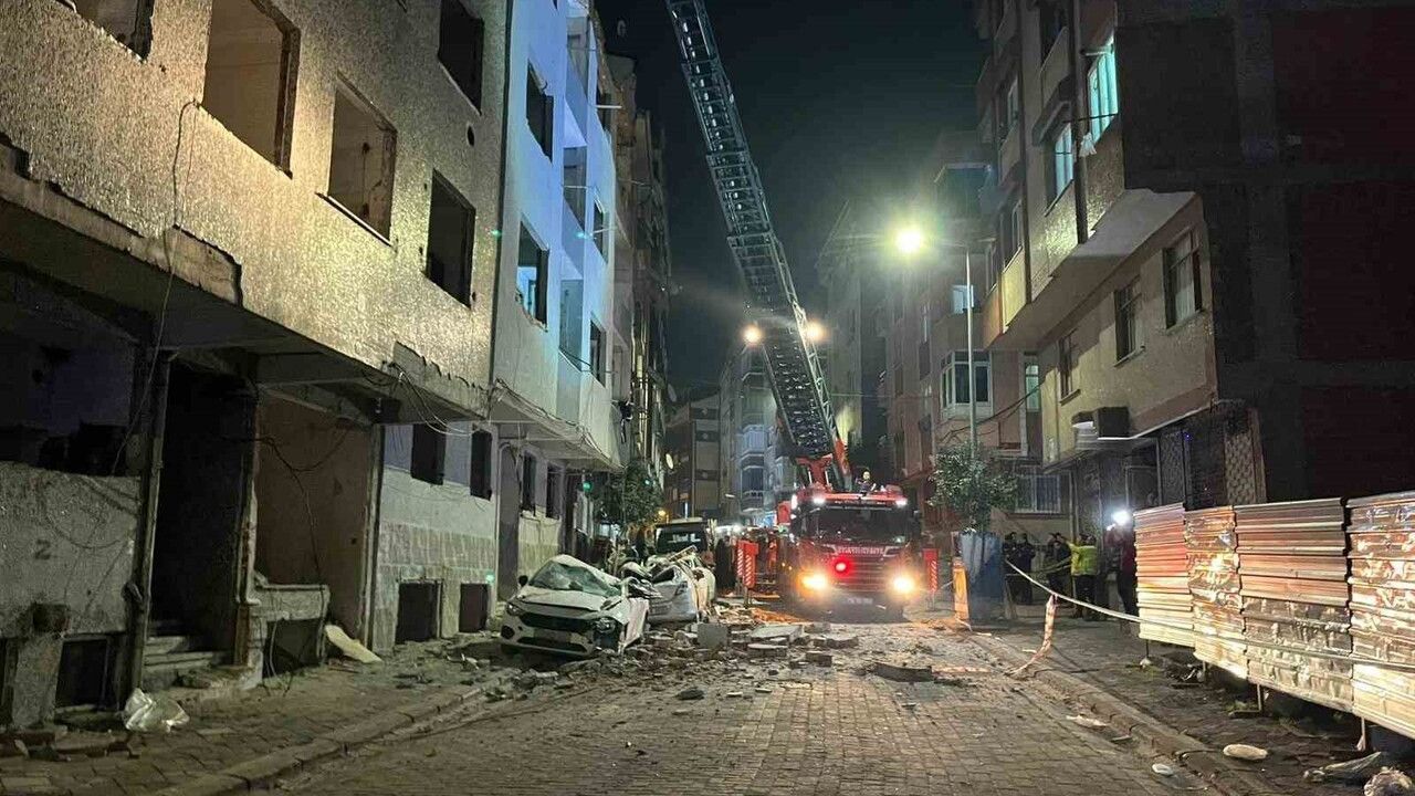 Zeytinburnu'da çatıdan kopan beton parçaları üç aracı ağır hasar verdi