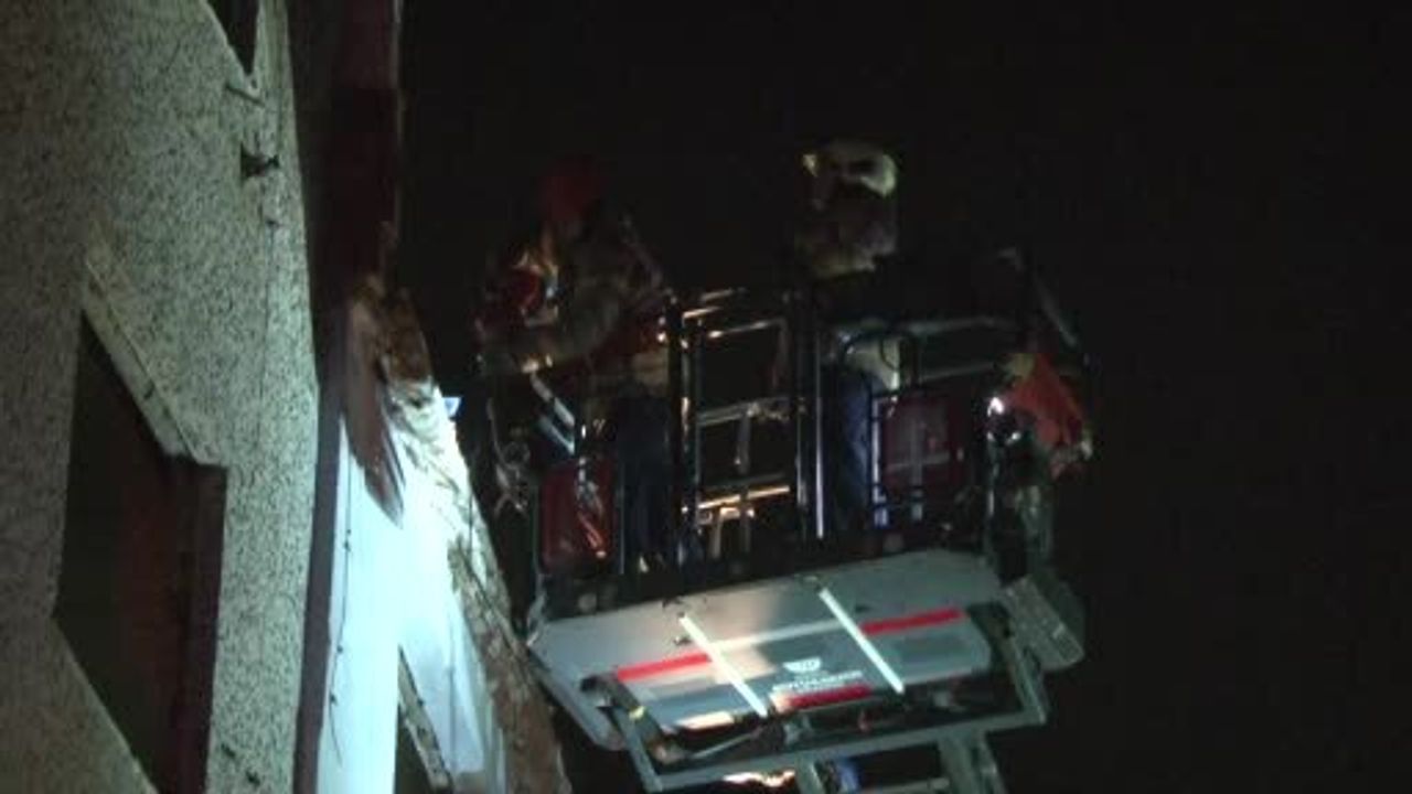 Zeytinburnu'da kentsel dönüşümde düşen parçalar 3 otomobili hurdaya çevirdi