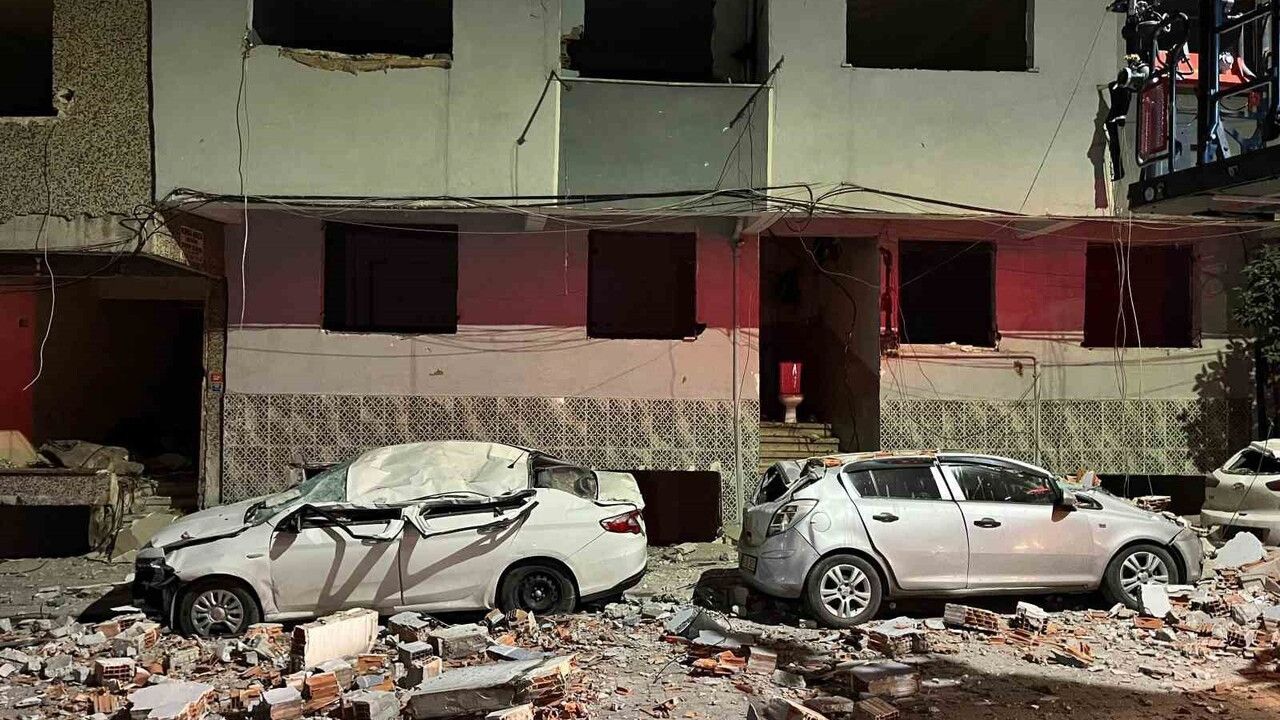 Zeytinburnu'da kentsel dönüşümdeki binadan düşen parçalar üç otomobili hurdaya çevirdi