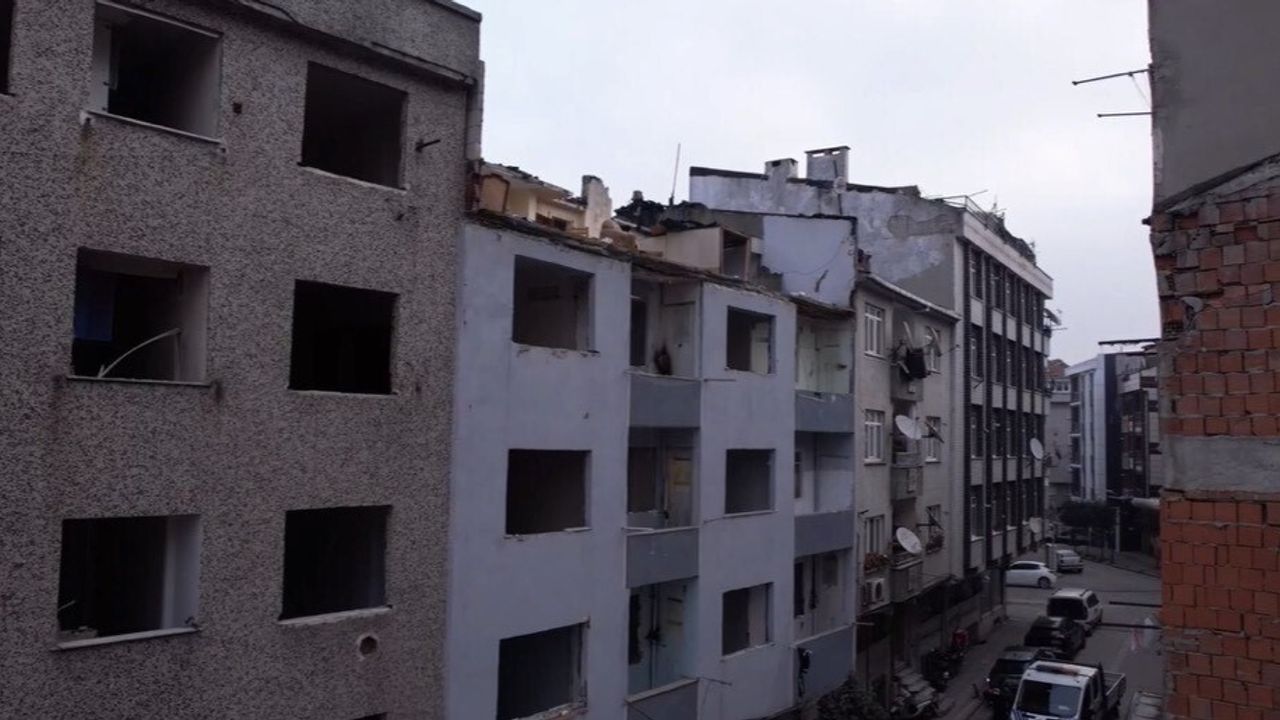 Zeytinburnu’nda kentsel dönüşümdeki binanın çatısı çöktü; üç araç ağır hasarlı