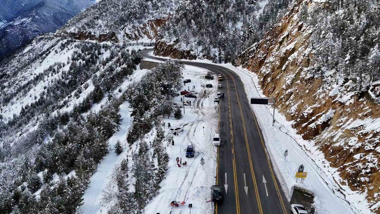 Zigana’da roller değişti: Yeni tünel ulaşımı kolaylaştırırken eski tünel kar keyfinin merkezi oldu