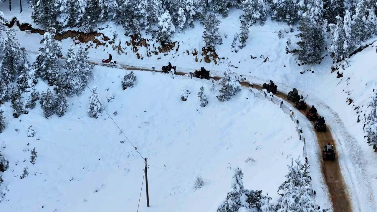 Zigana Zirvesinde Hafta Sonu Yoğunluğu: Gümüşkayak’ta Kar ve Ziyaretçi Akını