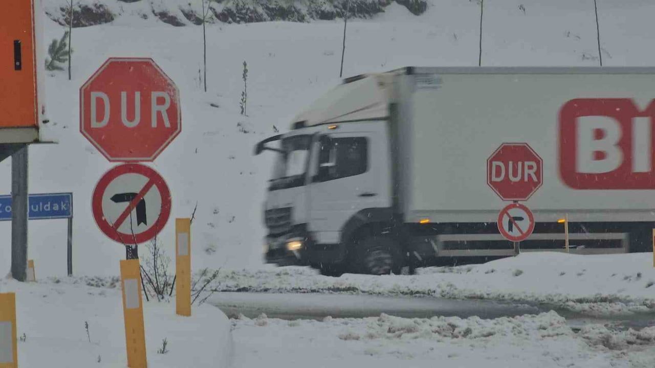 Zonguldak–Ereğli kara yolunda karla mücadele: Ulaşım kontrollü sağlanıyor