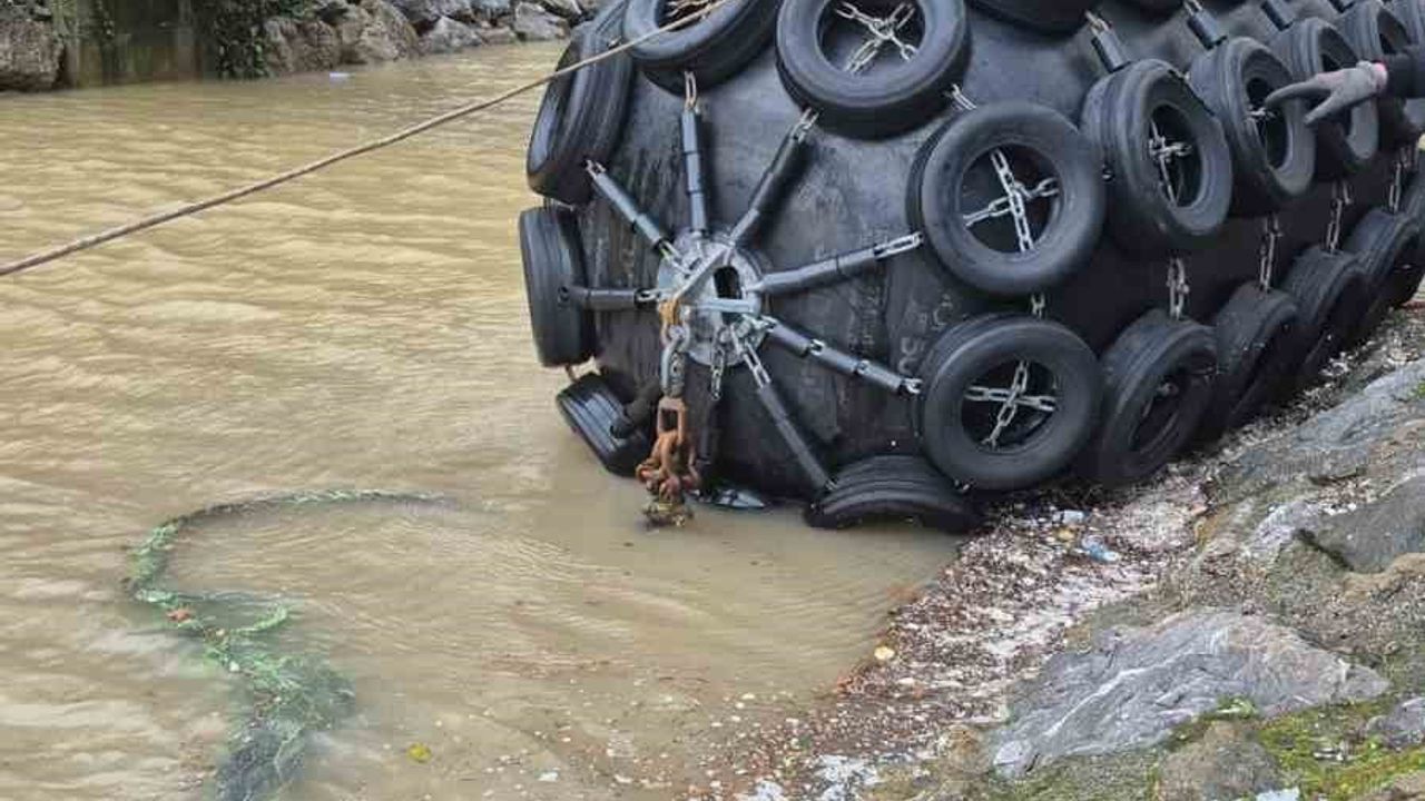 Zonguldak’ta fırtınayla sürüklenen dev gemi usturmaçasına itfaiye müdahalesi