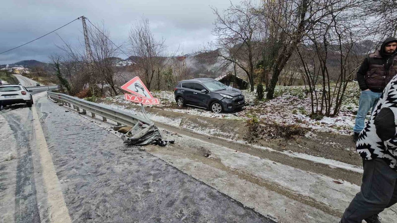 Zonguldak’ta kar yağışı etkisinde trafik kazası: 2 kişi yaralandı
