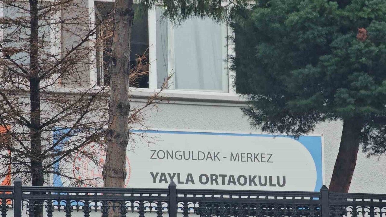 Zonguldak'ta Yayla Ortaokulu'nda veliyle görüşme sırasında öğretmen yüzünden yaralandı