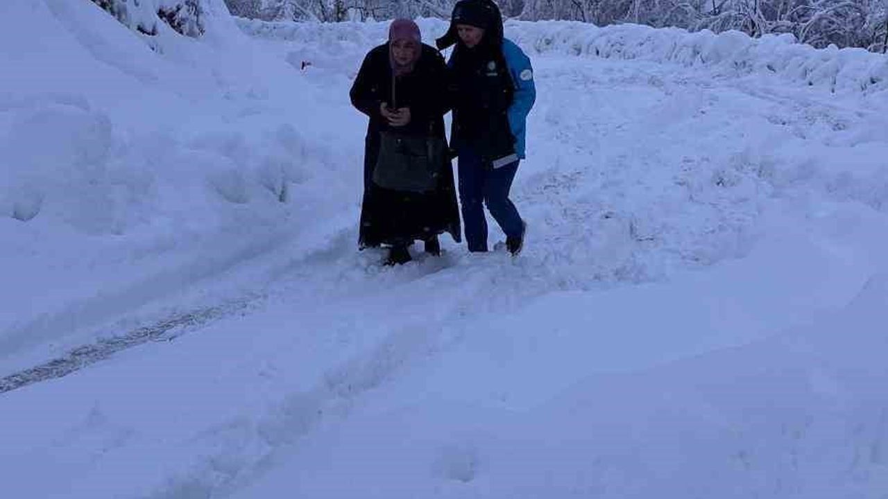 Zonguldak'ta yoğun kar altında UMKE ekipleri 62 yaşındaki hastaya ulaştı
