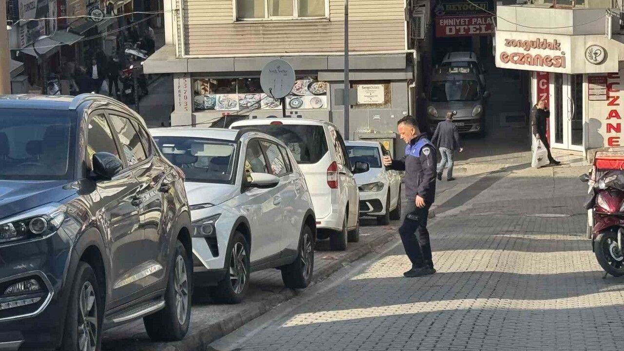 Zonguldak'ta zabıta kaldırım işgali yapan araçlara ceza uyguladı
