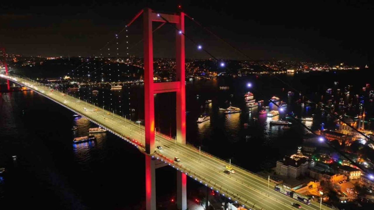 15 Temmuz Şehitler Köprüsü ve Ortaköy'de Yeni Yıl Coşkusu Havadan Görüntülendi