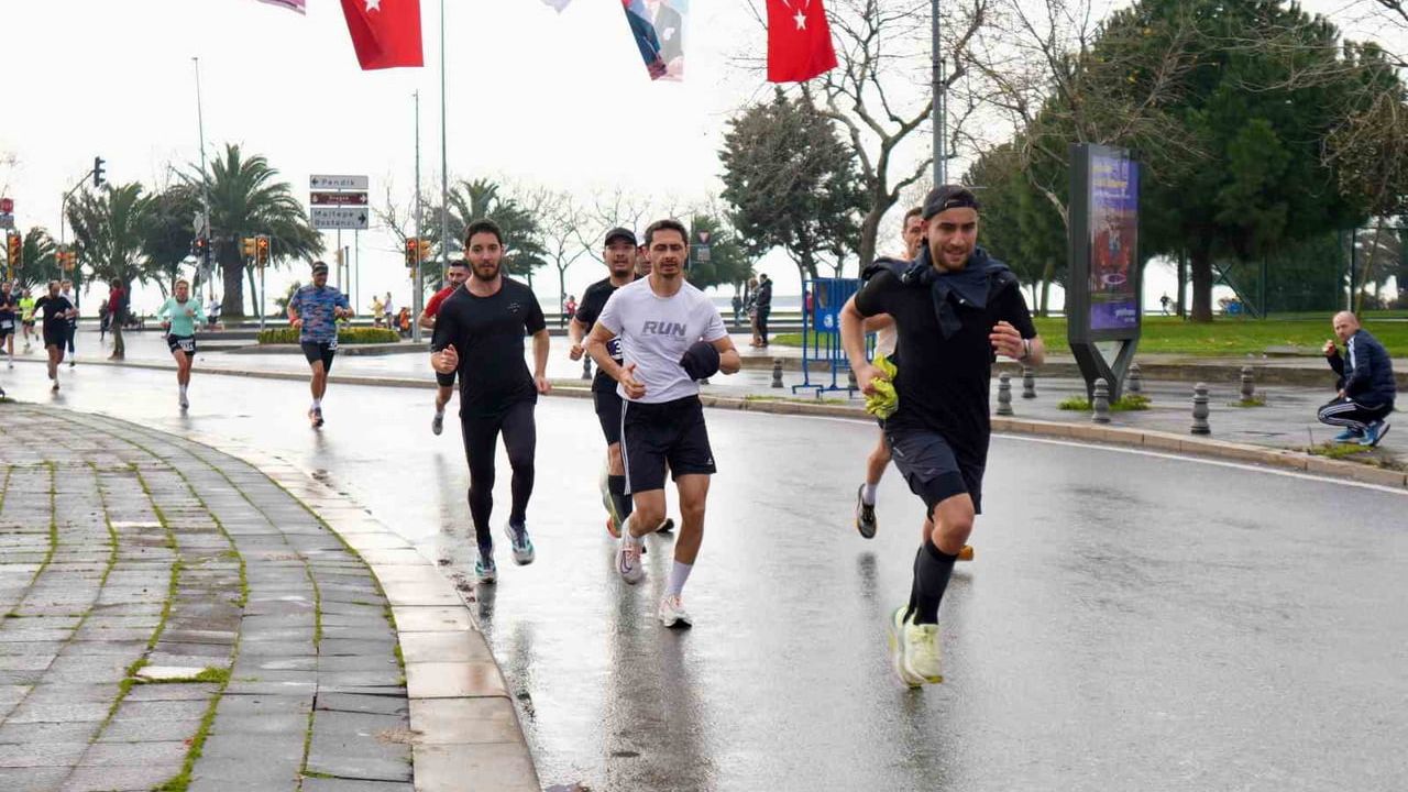 15. Uğur Mumcu’yu Anma Yol Koşusu Kartal’da 2 bine yakın sporcuyu buluşturdu