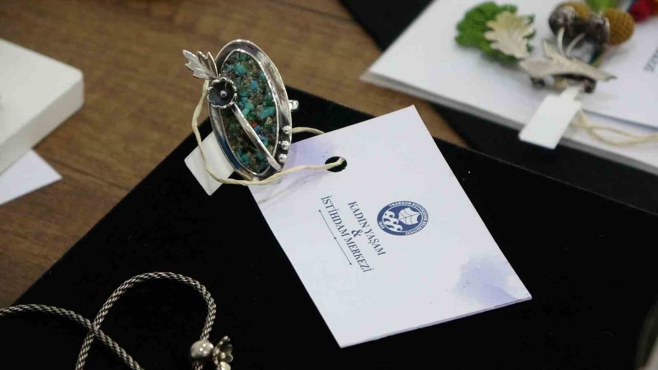 40 Yaşında Takı Tasarımına Başlayan Eğitmen Sevilay Demirer, Geleneksel El Sanatlarını Gümüşle Harmanlıyor