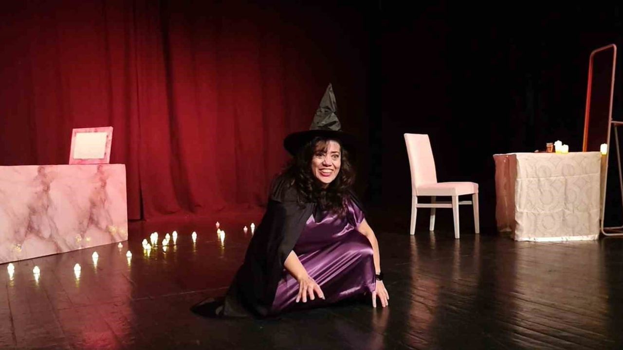 55 yaşında biyologluğu bırakan Rezzan Türkoğlu, 'Solo Düet' ile sahneye çıktı