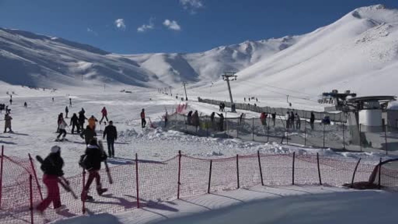 Abalı Kayak Merkezi yoğun kar yağışının ardından yeniden canlandı