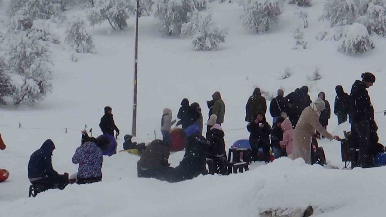 Abant Gölü Milli Parkı'nda Örencik Köyü Yamaçları Sömestrde Doğal Kayak Alanı Oldu
