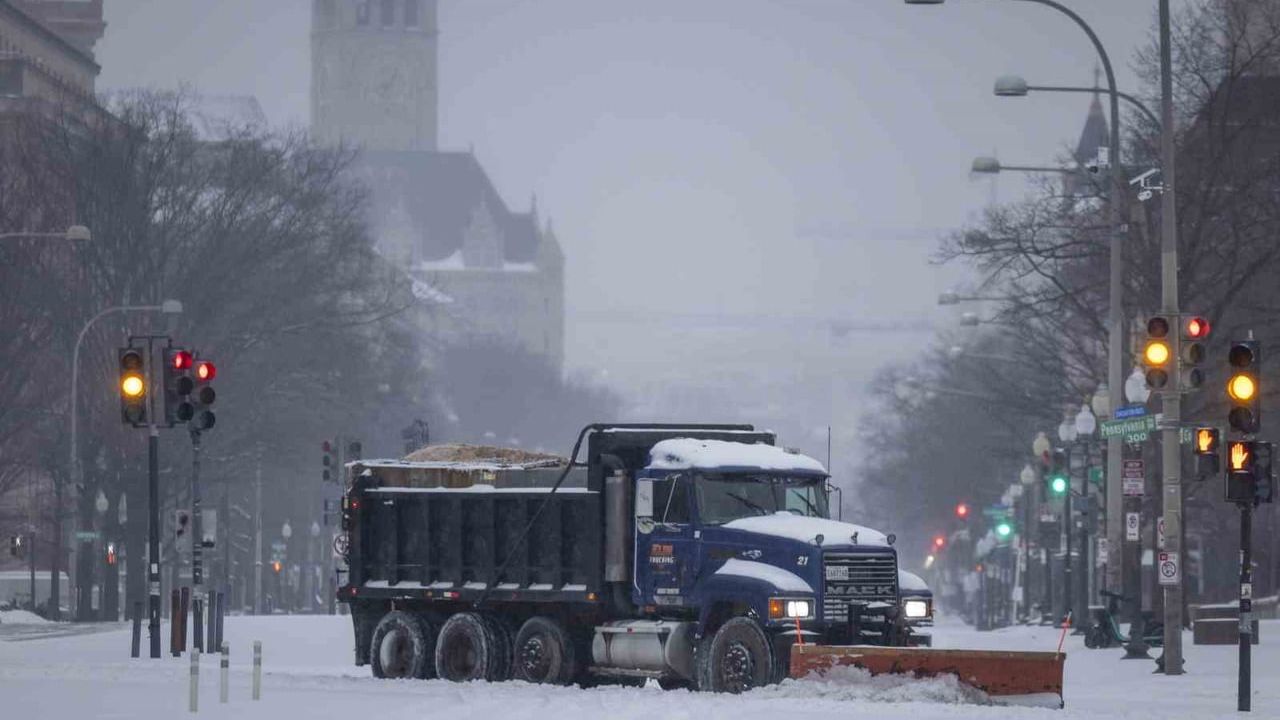 ABD'de kar fırtınası: 800 binden fazla kişi elektriksiz kaldı, 10 binden fazla uçuş iptal edildi