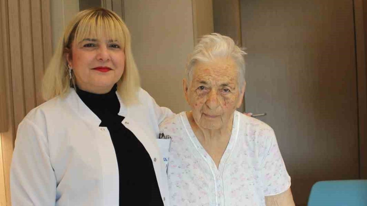 Acıbadem Kent Hastanesi'nde akut inme tedavisi: 93 yaşındaki Ayten Sincer ayağa kalktı