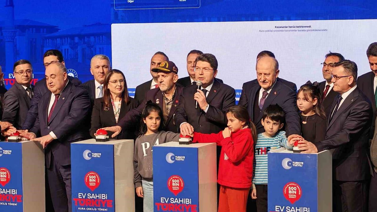 Adalet Bakanı Yılmaz Tunç, Bartın'da 1620 konut için TOKİ kura törenine katıldı