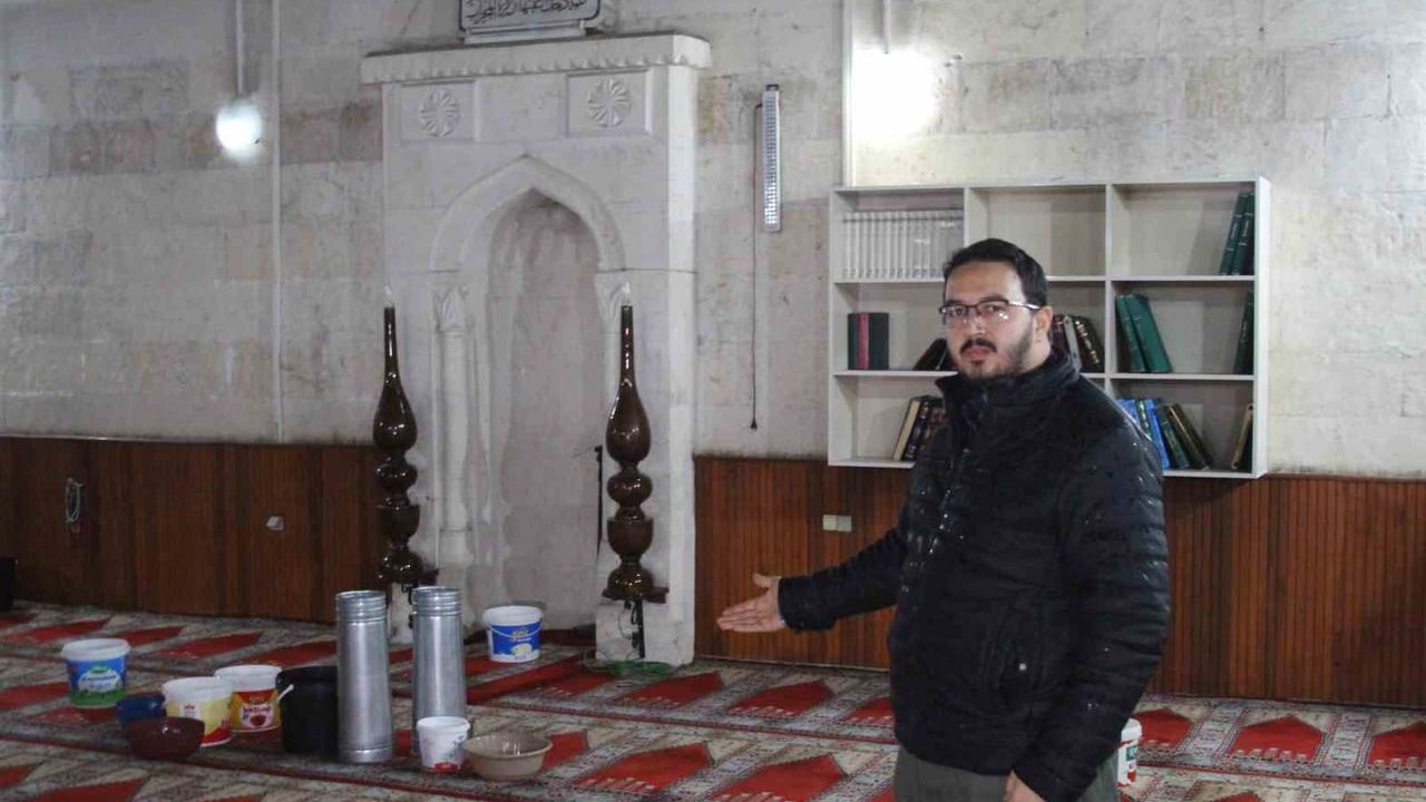 Adana'da 201 yıllık Memiş Paşa Camii'nde çatının akması namazı zorluyor