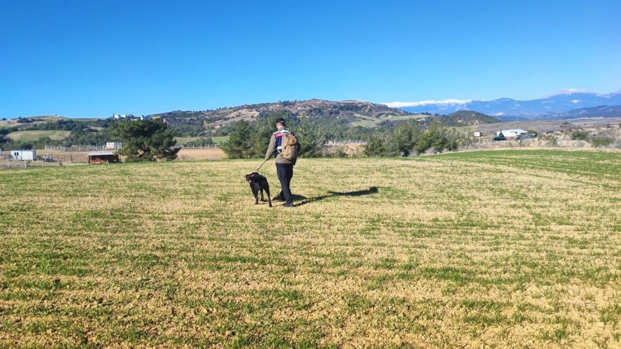 Adana'da 3 gündür kayıp genç için aramalar sürüyor; çantası tarla içinde bulundu