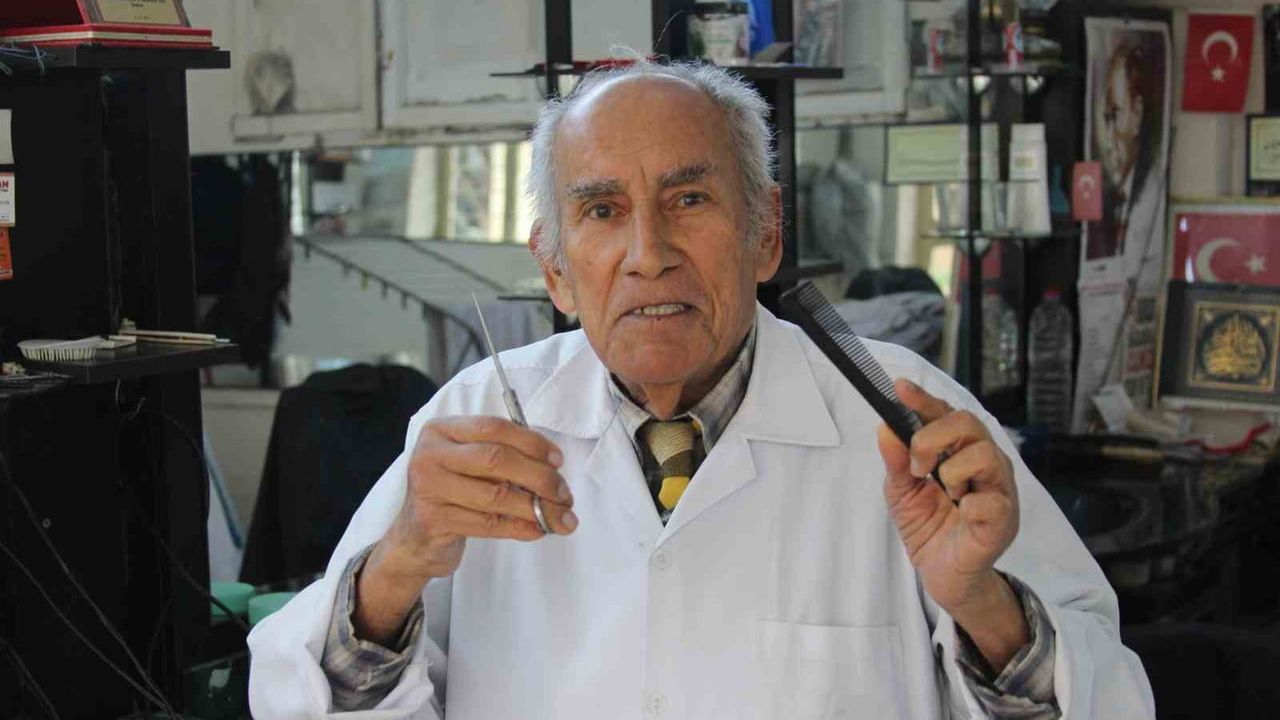 Adana'da 66 yıldır berberlik yapan Remzi Arkın, 80 yaşında mesleğini sürdürüyor
