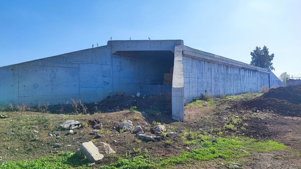 Adana'da 7 yıldır tamamlanamayan Güney Çevre Yolu: Köprü ayakları samanlık olarak kullanılıyor