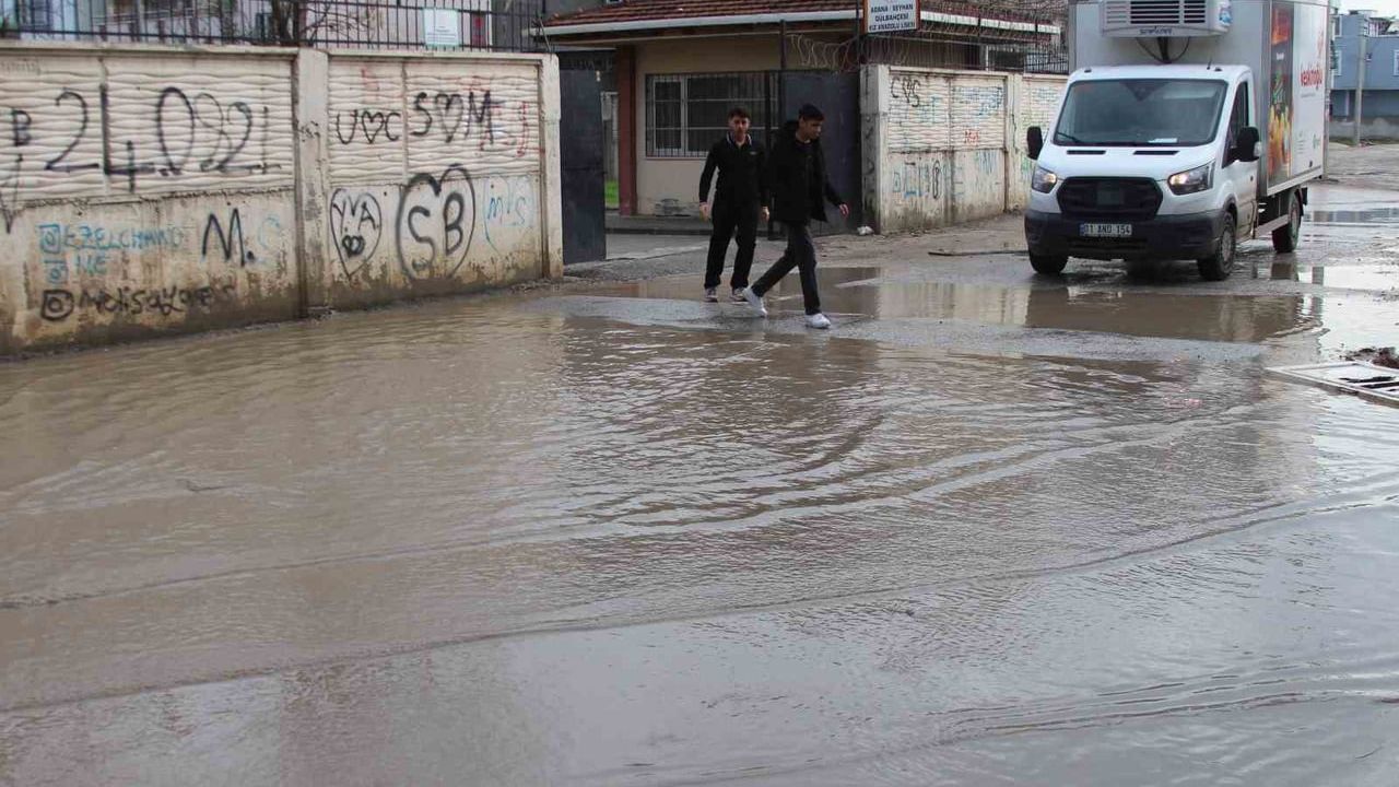 Adana'da altyapı yetersizliği: Gülbahçesi Mahallesi'nde esnaf oltayla tepki gösterdi