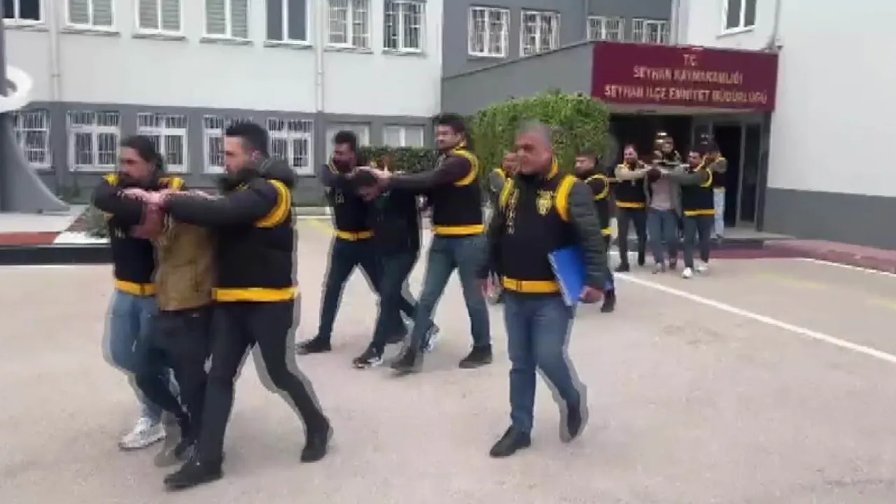 Adana'da araç ve evden silahlı çatışma: Sokaktan geçen vatandaş yaralandı, 7 kişi tutuklandı