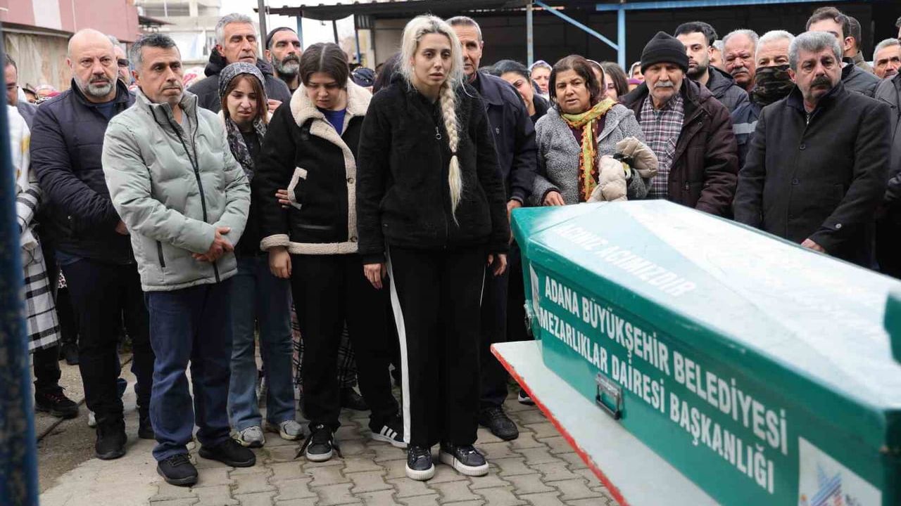 Adana’da babaları tarafından öldürülen Ada ve Mert Altunbaş yan yana defnedildi