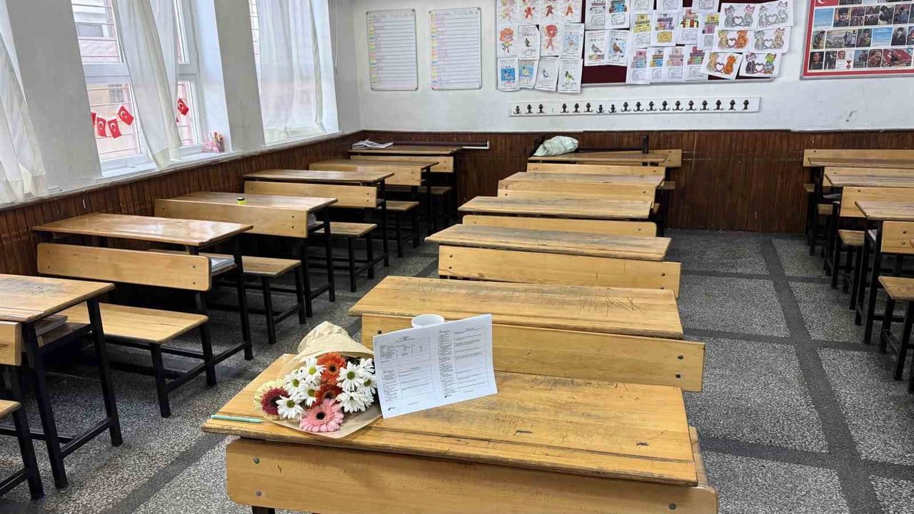 Adana'da babası tarafından öldürülen Ada ve Mert’in karneleri sınıflarına çiçeklerle bırakıldı