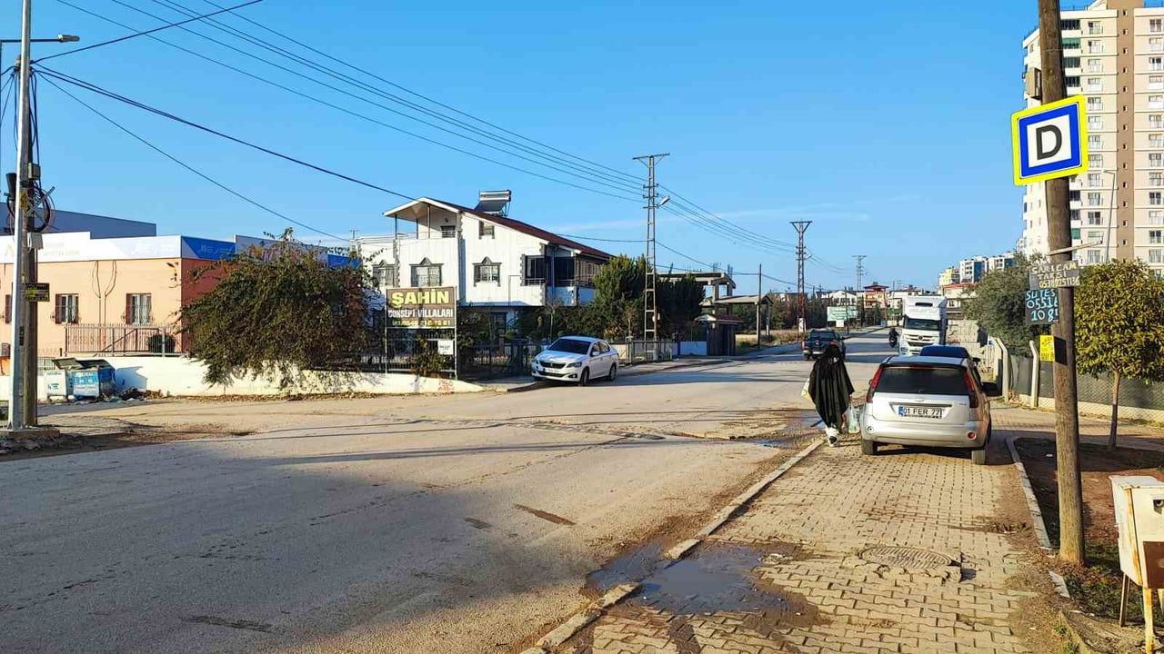 Adana'da belediye otobüsünün çarptığı görme engelli öğretmen çift ağır yaralandı