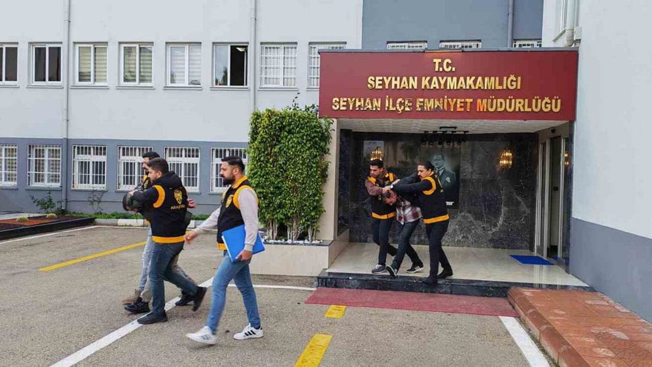 Adana'da ev baskınında AK-47, el bombası ve ruhsatsız silahlar ele geçirildi; 4 kişi tutuklandı