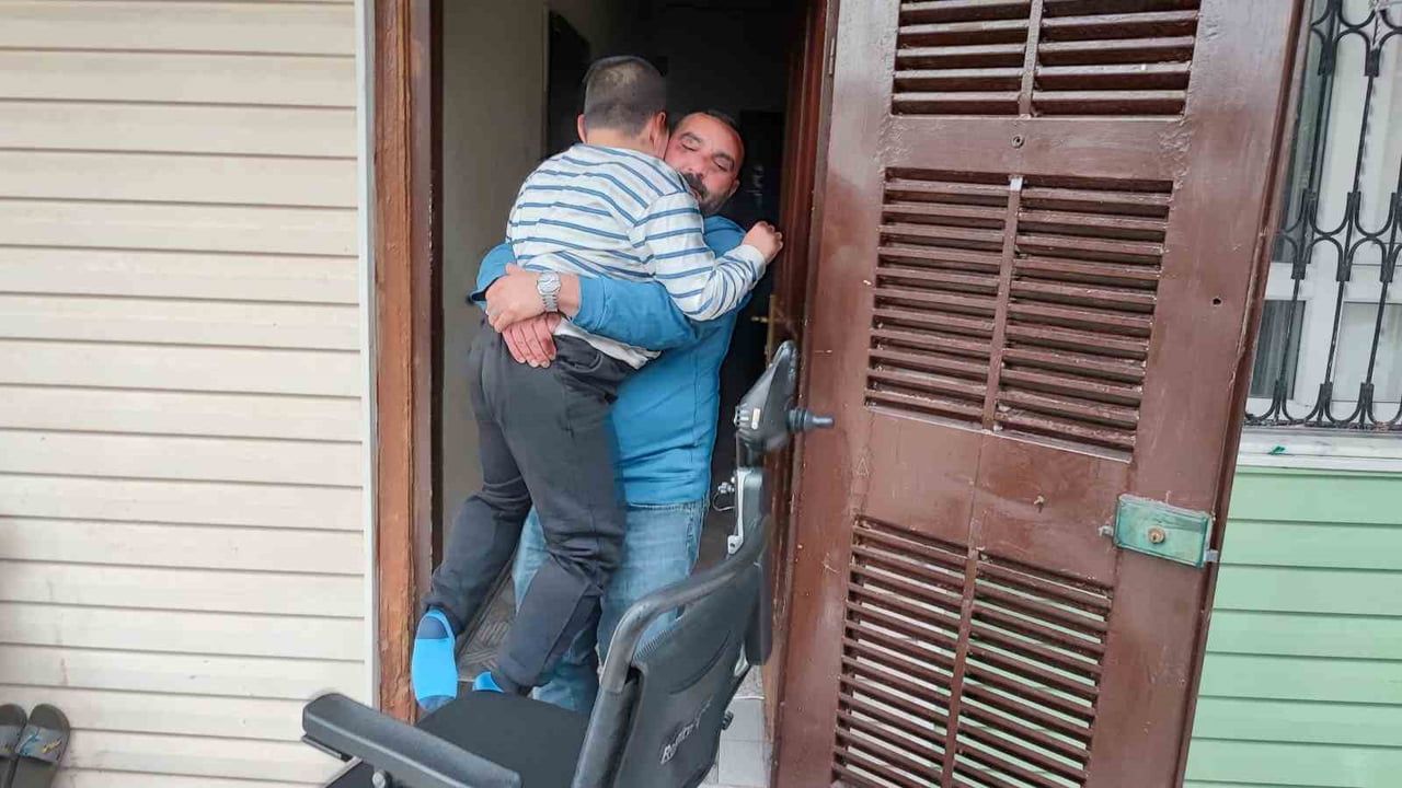 Adana'da evde eğitimle derslerini sürdüren 6. sınıf öğrencisi Mahmut Efe Denizdalan polis olmayı hedefliyor