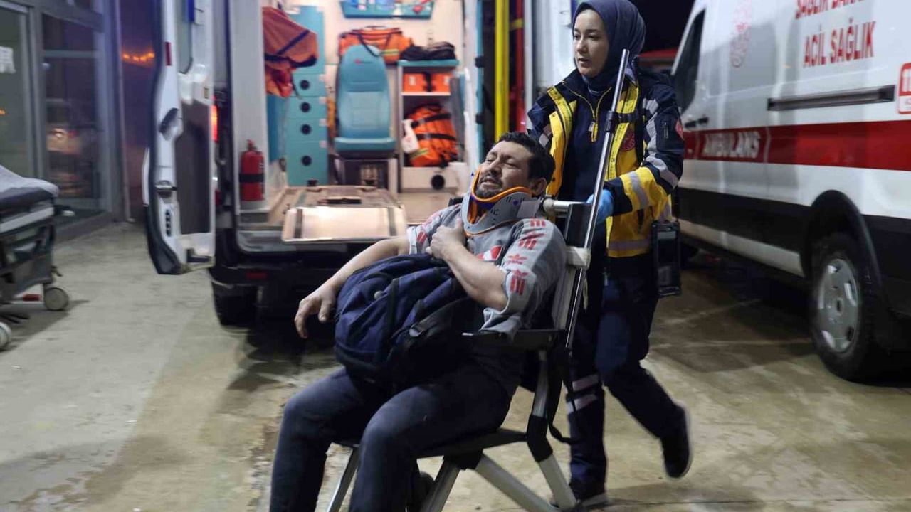 Adana'da fabrika servis minibüsü devrildi: 13 işçi hafif yaralandı