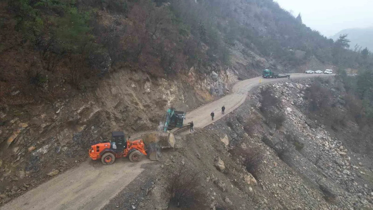Adana'da Feke-Tapan yoluna düşen kaya temizlenerek ulaşıma açıldı