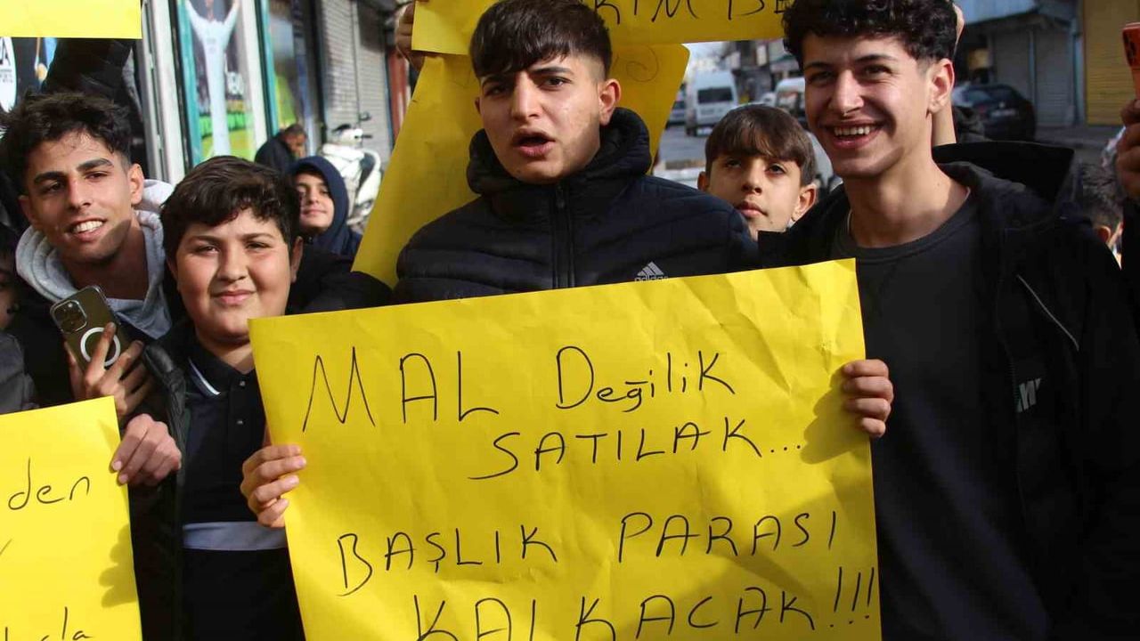 Adana'da Gençler Başlık Parası Taleplerine Karşı Eylem Yaptı