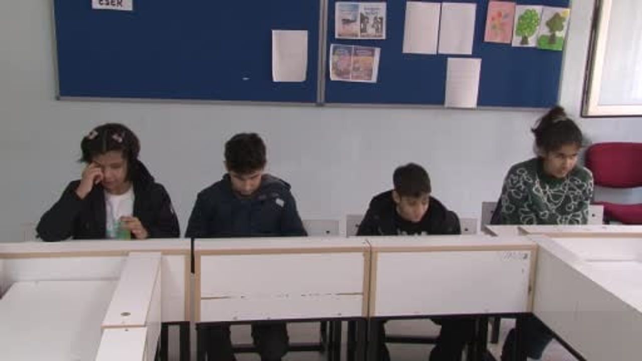 Adana’da görme engelli öğrenciler Braille karnelerini aldı