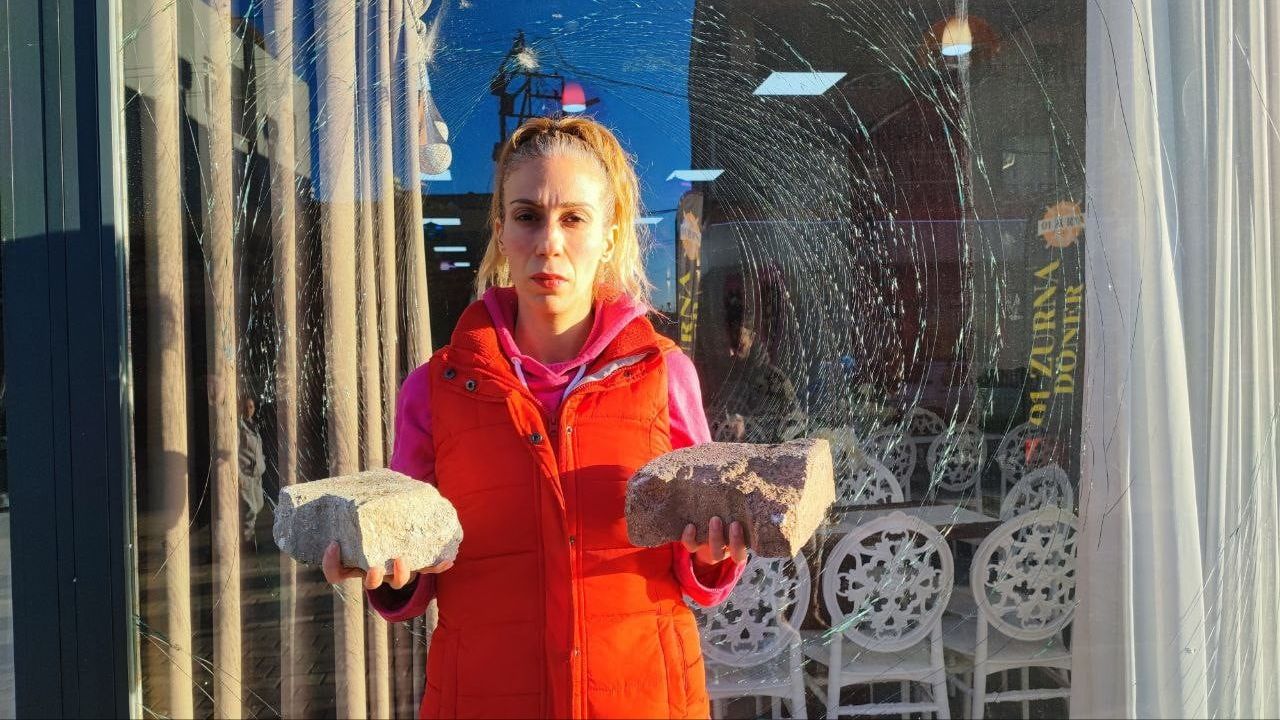 Adana'da iki kız kardeşin işlettiği düğün organizasyon ofisine yılbaşı gecesi parke taşlı saldırı