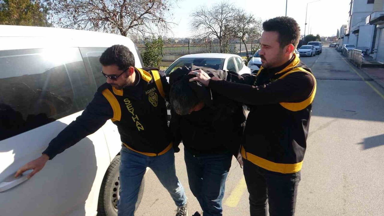 Adana'da kaskla servis aracının camını kıran sürücü adli kontrolle serbest bırakıldı