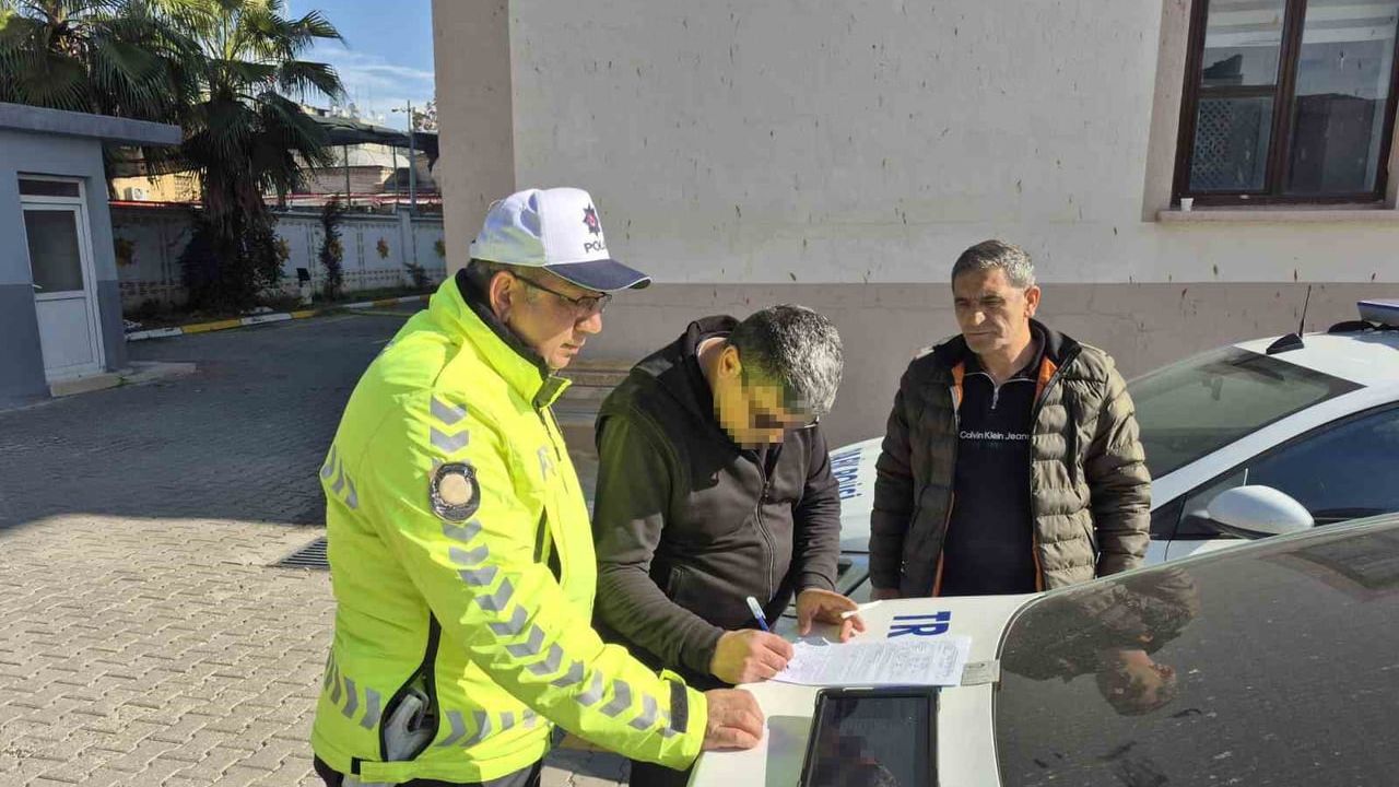 Adana’da kaskla servis aracının camını kıran sürücünün ehliyetine el konuldu