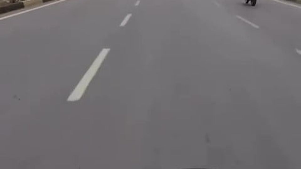 Adana'da lüks otomobil drift yaptı; motosikletli son anda çarpışmaktan kurtuldu