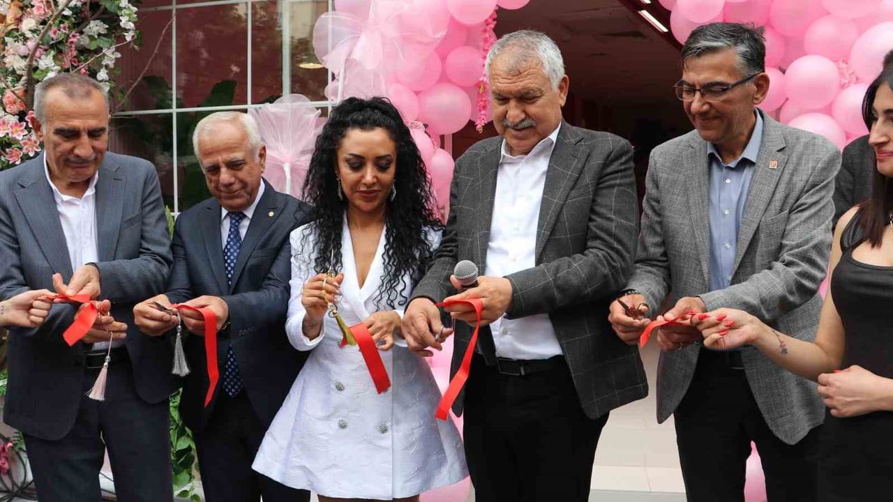 Adana'da mağduriyet iddiası: Bellapais sahibi Sinem Çekinmez, Güney Afrika'da yeni güzellik merkezi açtı