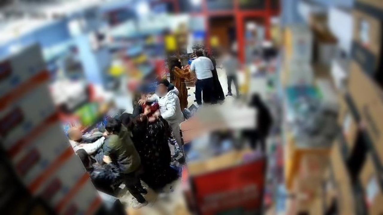 Adana'da markette kavga: Ürünler zarar gördü, arbede güvenlik kamerasına yansıdı