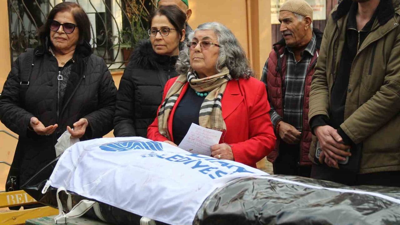 Adana'da muhtar Saniye Çelik: Seyhan Belediyesi'ni 'fiilen öldü' ilan edip cenazesini kaldırdı