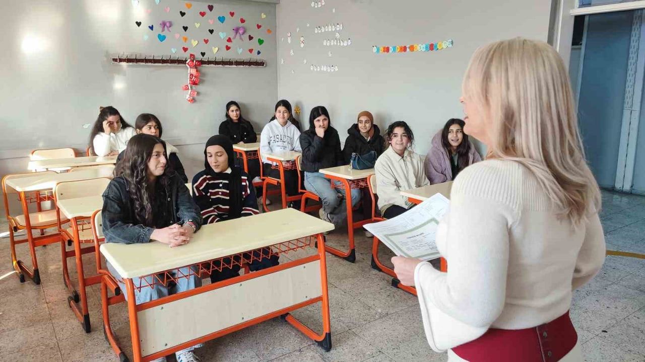 Adana'da öğretmen vasilik davası sonrası 16 günlük hastane sürecinin ardından 'sağlam' raporu alıp öğrencilerine döndü