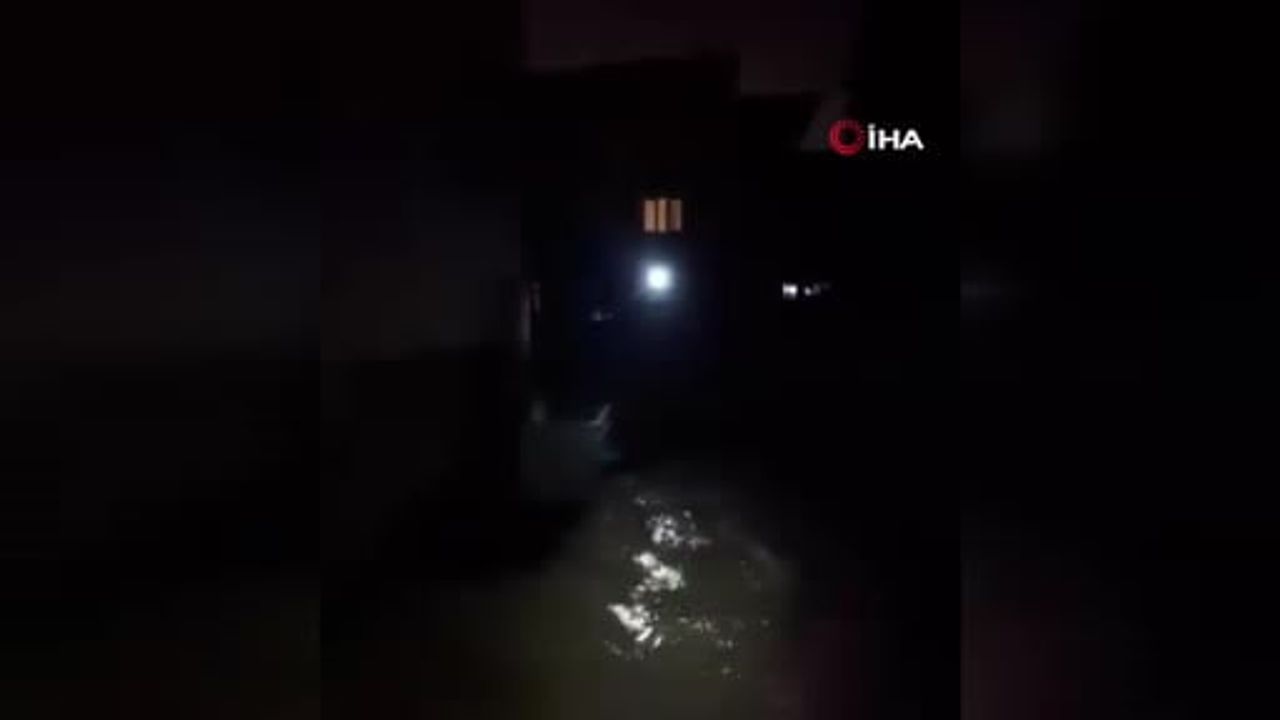 Adana'da sağanak sonrası su basan evlerde mahsur kalan yaşlı ve engelliler kurtarıldı