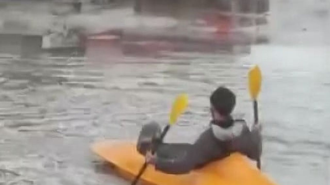 Adana’da sağanak sonrası Yeşiloba Mahallesi’nde kanoyla sokak gezisi görüntülendi