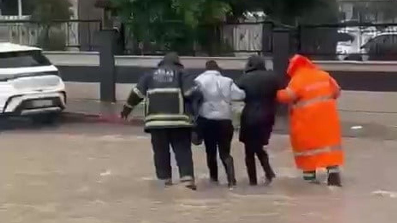 Adana’da sağanak: Suya gömülen servis aracındaki vatandaşlar itfaiye tarafından merdivenle kurtarıldı