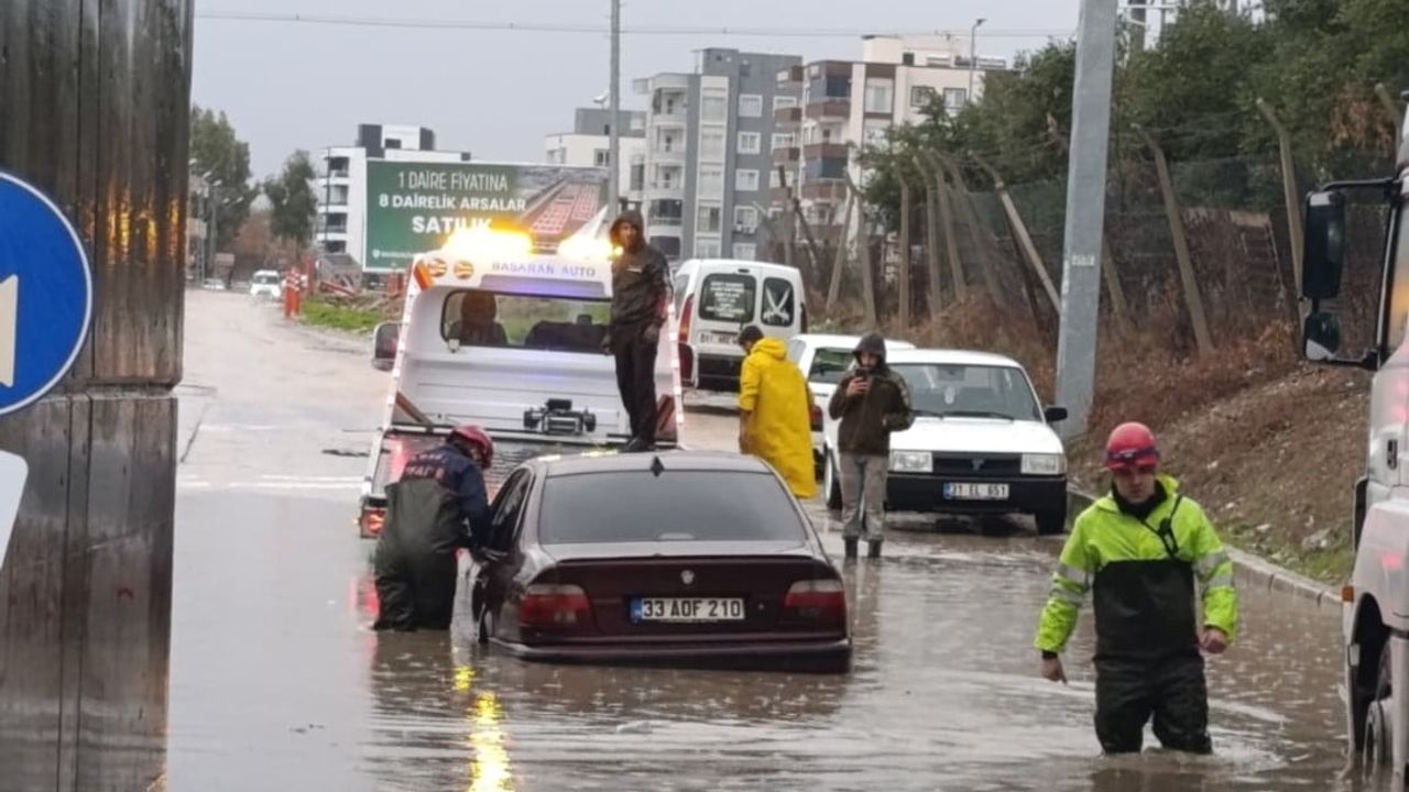 Adana'da sağanak ulaşımı aksattı: İtfaiye mahsur kalanları kurtardı