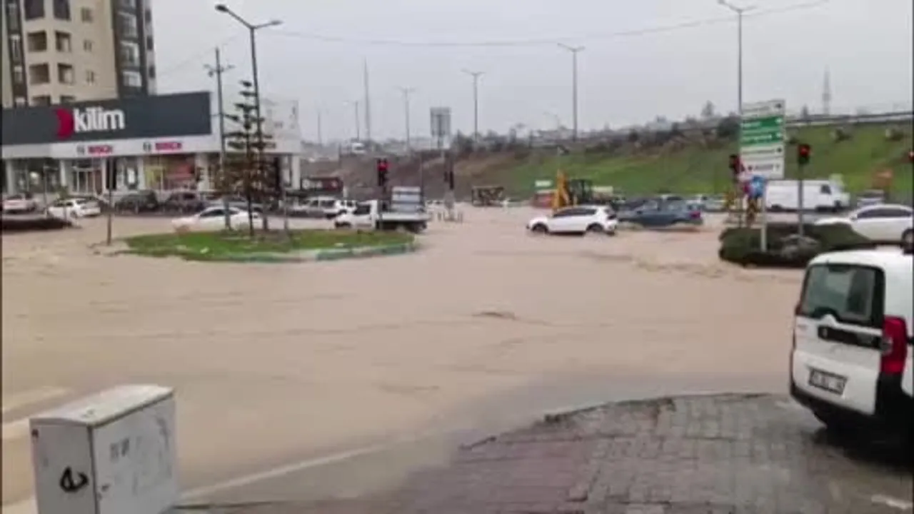 Adana'da sağanak ve hortum: metrekareye 72 kilogramdan fazla yağış, yollar göle döndü