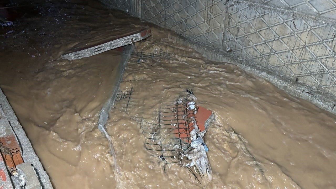 Adana’da sağanak yaşamı aksattı: Şahintepe Mahallesi Fırat Caddesi suyla kaplandı, araçlar mahsur kaldı